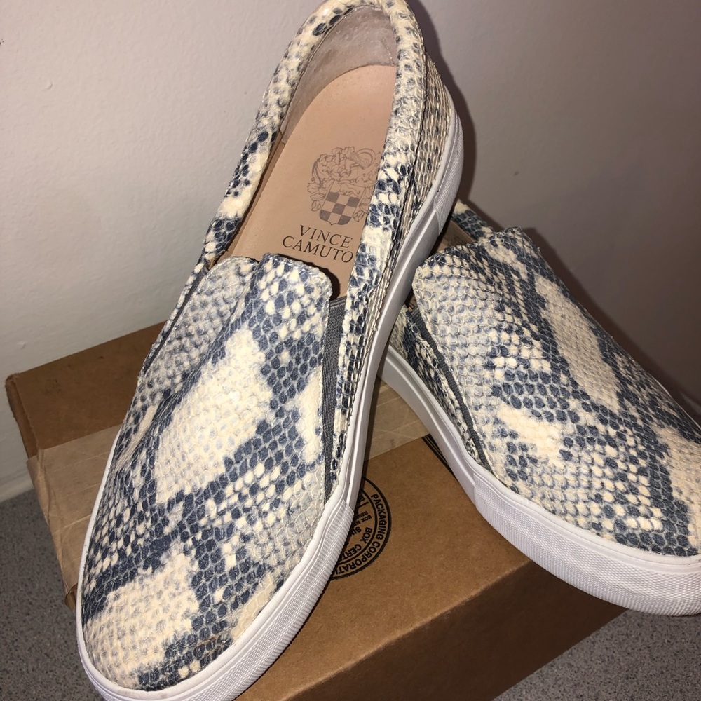 Vince Camuto Size 6.5 Flat Sneakers